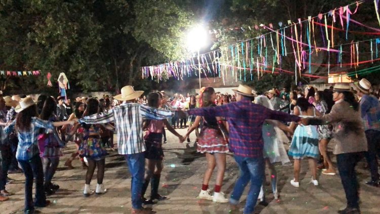 Cultura: Dança  de  quadrilha, pastéis, feijão tropeiro , caldos e cachorro quente, veja como foi o Arraiá da “Zilda Pinheiro da Silva”  em  Mantena 