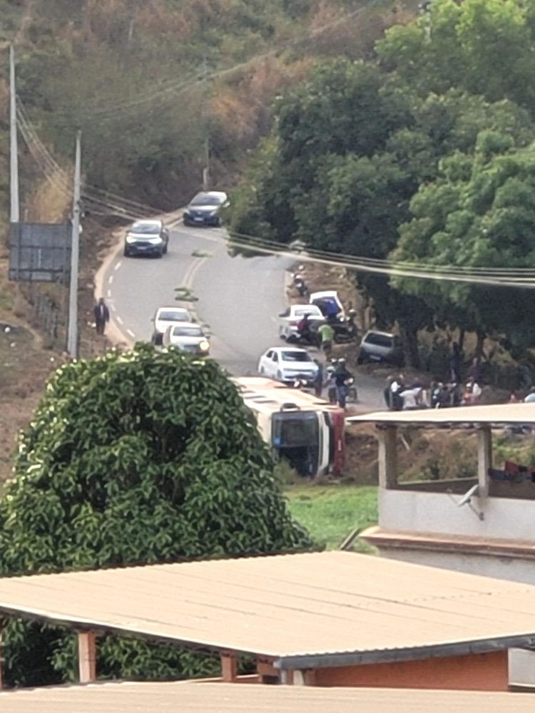 Imagem Do Dia : Ônibus desvia de veículo e perde o controle tombando   na Vila Luciene em Barra de São Francisco, ES, 