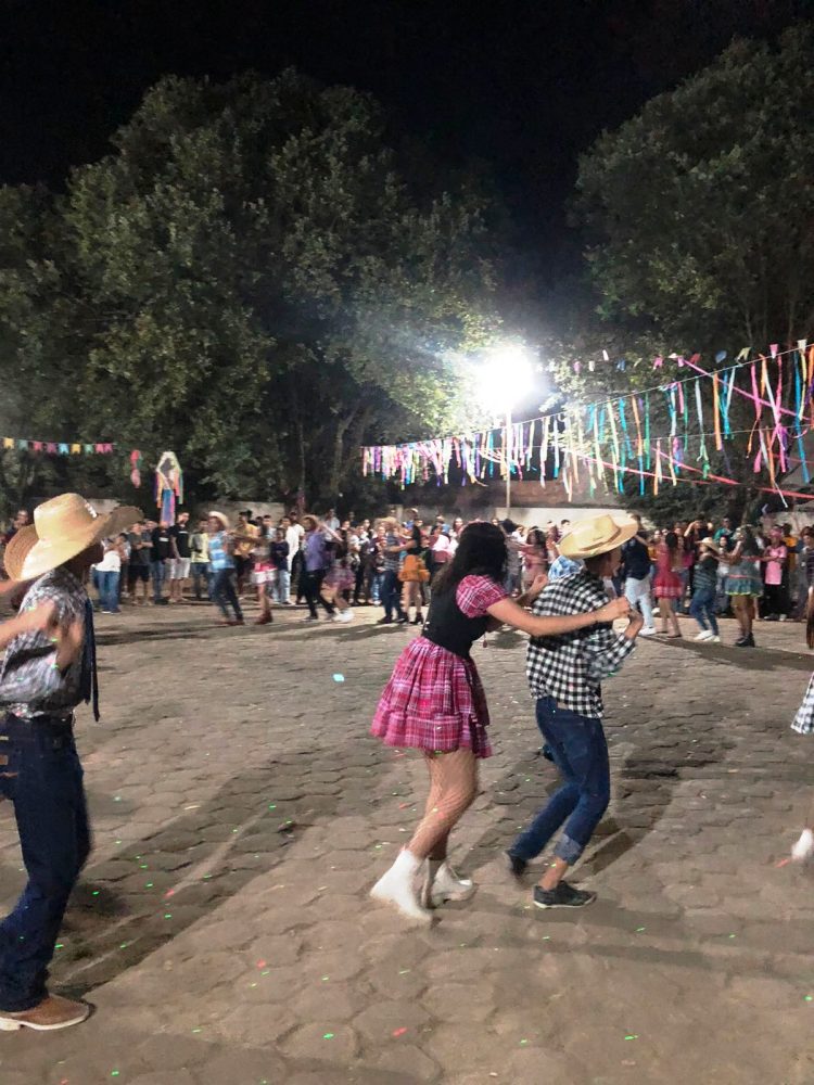 Cultura: Dança  de  quadrilha, pastéis, feijão tropeiro , caldos e cachorro quente, veja como foi o Arraiá da “Zilda Pinheiro da Silva”  em  Mantena 