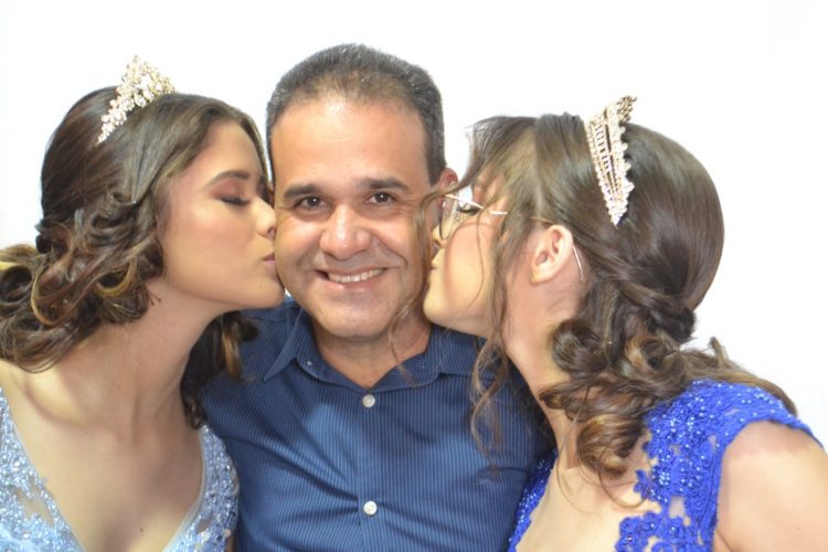 15 anos: Linda  festa de debutante de Bianca e das gêmeas Kely  e Alice  em Mantena 