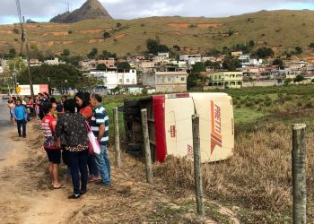 Imagem Do Dia : Ônibus desvia de veículo e perde o controle tombando na Vila Luciene em Barra de São Francisco, ES,