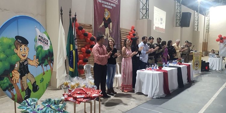 Prefeito Dr. Lucas Donadia  e aproximadamente 500 pessoas prestigiam  formatura do PROERD  em Itabirinha, 133 formandos