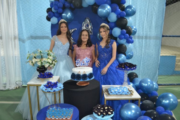 15 anos: Linda  festa de debutante de Bianca e das gêmeas Kely  e Alice  em Mantena 