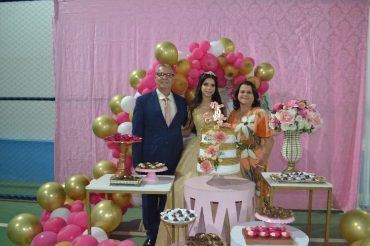 15 anos: Linda  festa de debutante de Bianca e das gêmeas Kely  e Alice  em Mantena 