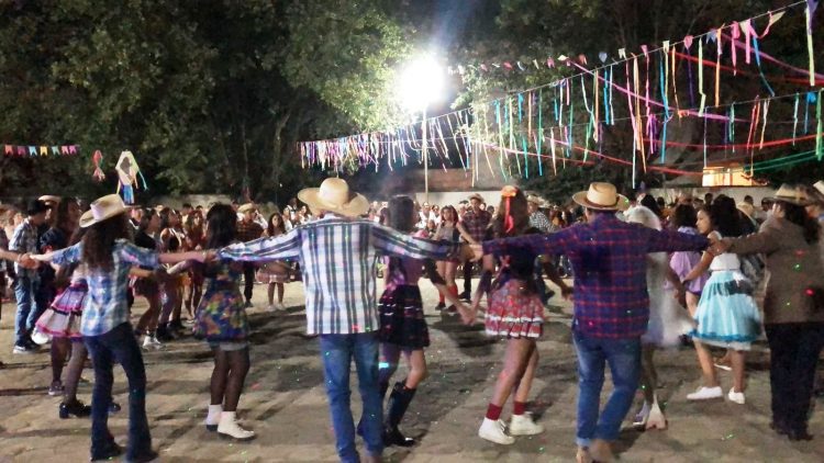 Cultura: Dança  de  quadrilha, pastéis, feijão tropeiro , caldos e cachorro quente, veja como foi o Arraiá da “Zilda Pinheiro da Silva”  em  Mantena 
