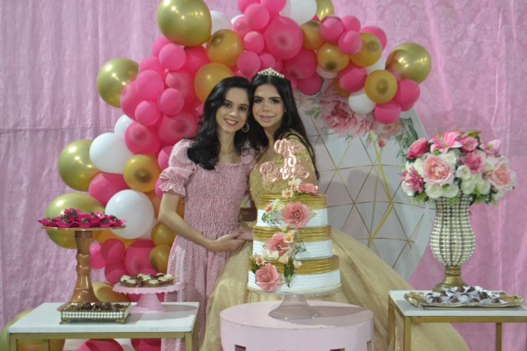 15 anos: Linda  festa de debutante de Bianca e das gêmeas Kely  e Alice  em Mantena 