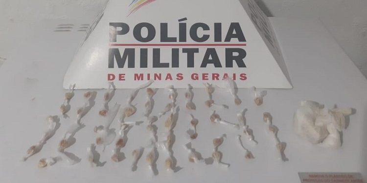 Mãe e filho são presos por tráfico de  crack no bairro Prefeito Joel Garcia em Mantena  