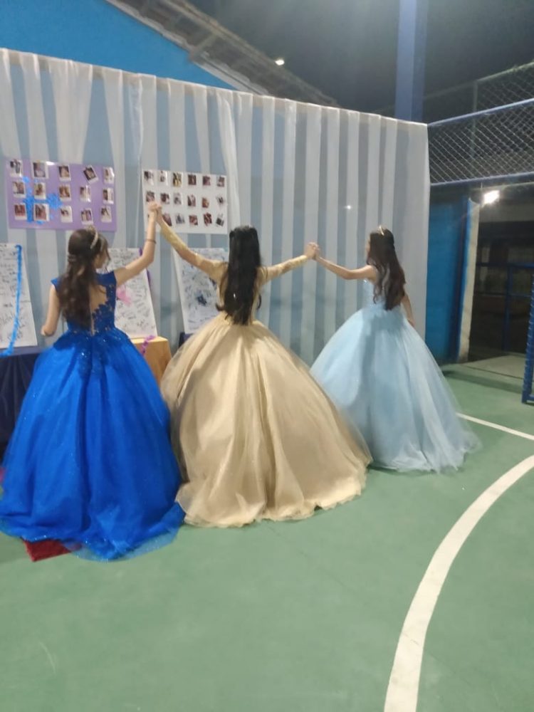 15 anos: Linda  festa de debutante de Bianca e das gêmeas Kely  e Alice  em Mantena 