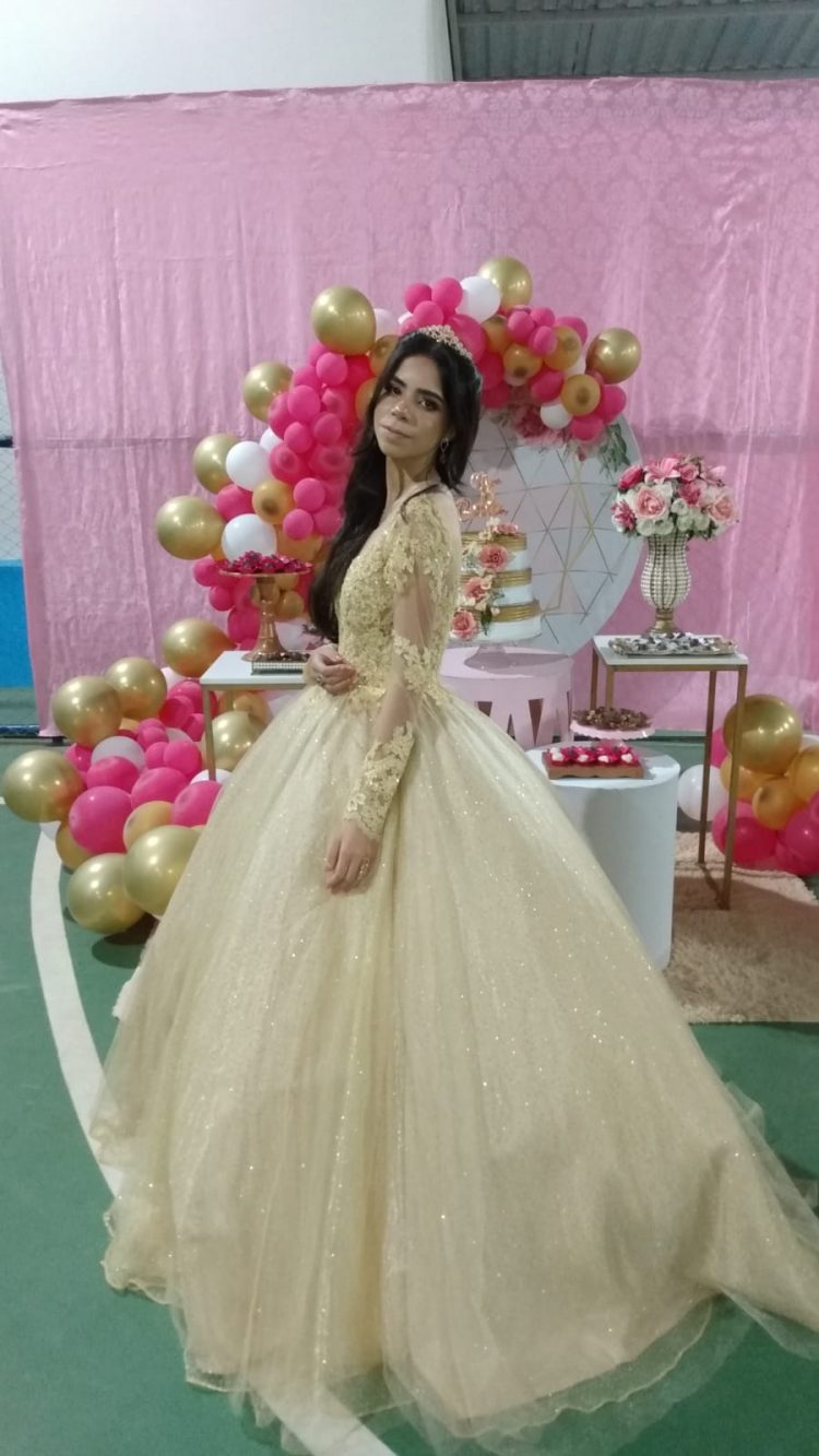 15 anos: Linda  festa de debutante de Bianca e das gêmeas Kely  e Alice  em Mantena 