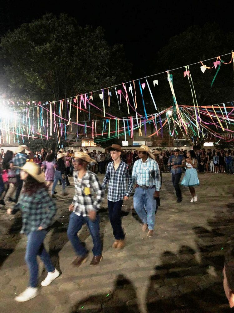 Cultura: Dança  de  quadrilha, pastéis, feijão tropeiro , caldos e cachorro quente, veja como foi o Arraiá da “Zilda Pinheiro da Silva”  em  Mantena 