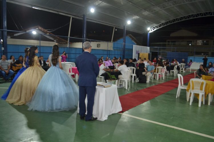15 anos: Linda  festa de debutante de Bianca e das gêmeas Kely  e Alice  em Mantena 