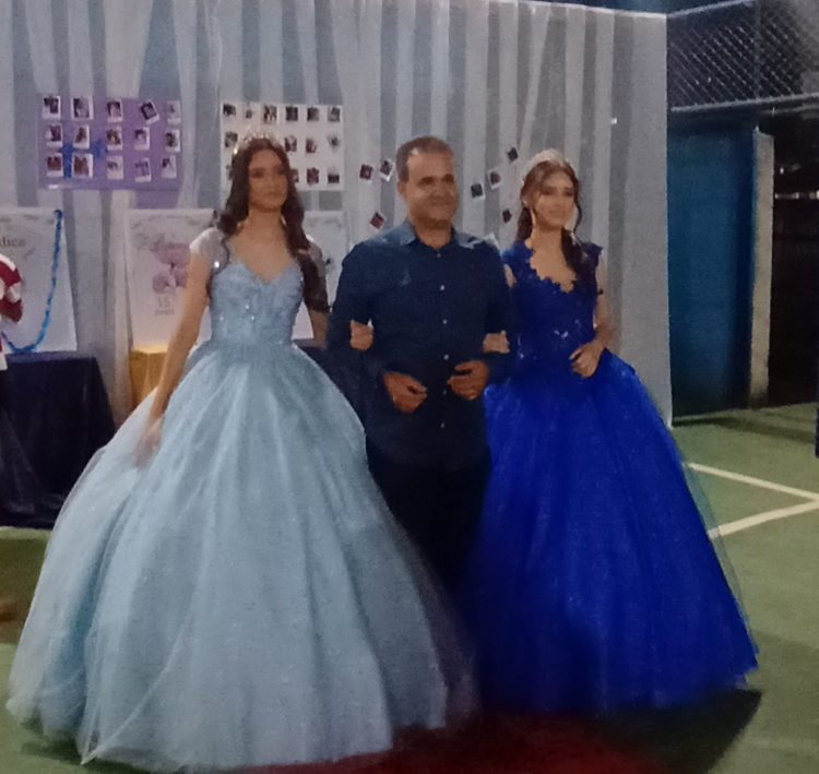 15 anos: Linda  festa de debutante de Bianca e das gêmeas Kely  e Alice  em Mantena 