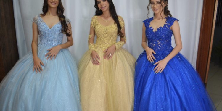 15 anos: Linda  festa de debutante de Bianca e das gêmeas Kely  e Alice  em Mantena 