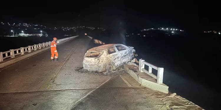 Carro pega fogo após bater em ponte em Conselheiro Pena