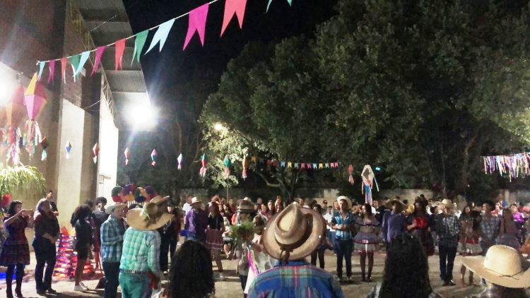 Cultura: Dança  de  quadrilha, pastéis, feijão tropeiro , caldos e cachorro quente, veja como foi o Arraiá da “Zilda Pinheiro da Silva”  em  Mantena 