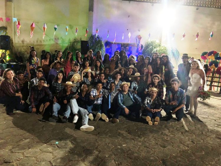 Cultura: Dança  de  quadrilha, pastéis, feijão tropeiro , caldos e cachorro quente, veja como foi o Arraiá da “Zilda Pinheiro da Silva”  em  Mantena 