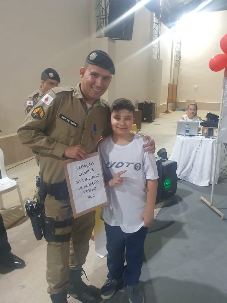 Prefeito Dr. Lucas Donadia  e aproximadamente 500 pessoas prestigiam  formatura do PROERD  em Itabirinha, 133 formandos