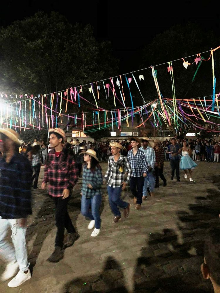 Cultura: Dança  de  quadrilha, pastéis, feijão tropeiro , caldos e cachorro quente, veja como foi o Arraiá da “Zilda Pinheiro da Silva”  em  Mantena 