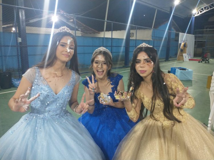 15 anos: Linda  festa de debutante de Bianca e das gêmeas Kely  e Alice  em Mantena 