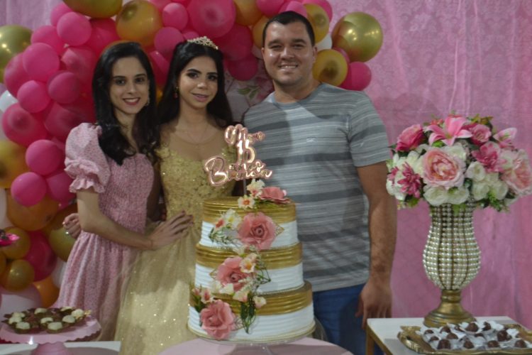 15 anos: Linda  festa de debutante de Bianca e das gêmeas Kely  e Alice  em Mantena 