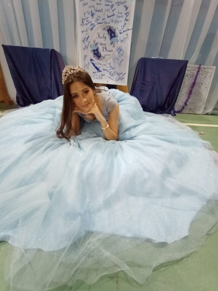 15 anos: Linda  festa de debutante de Bianca e das gêmeas Kely  e Alice  em Mantena 