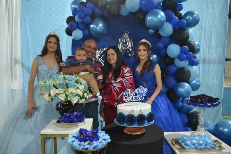 15 anos: Linda  festa de debutante de Bianca e das gêmeas Kely  e Alice  em Mantena 