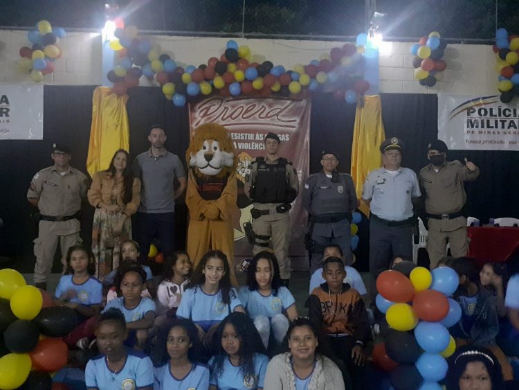 Imagem Da Semana:  Em noite de gala Polícia Militar  realiza formatura de mais uma turma do PROERD em Mantena 