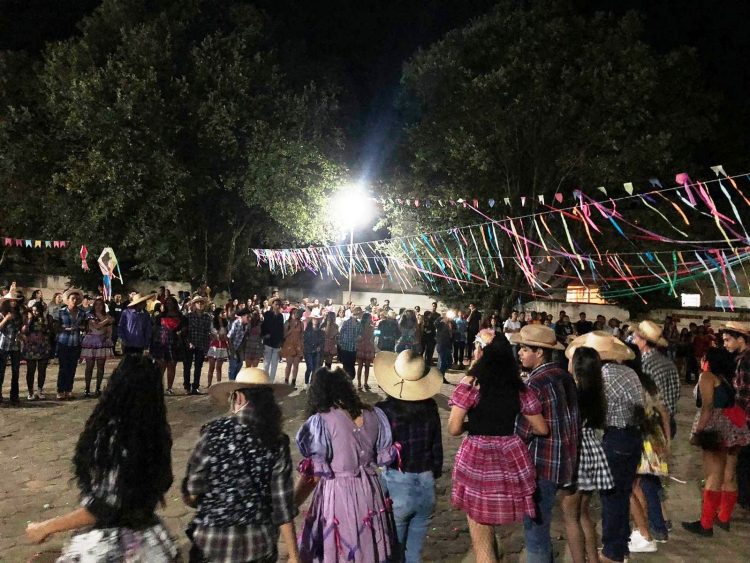 Cultura: Dança  de  quadrilha, pastéis, feijão tropeiro , caldos e cachorro quente, veja como foi o Arraiá da “Zilda Pinheiro da Silva”  em  Mantena 