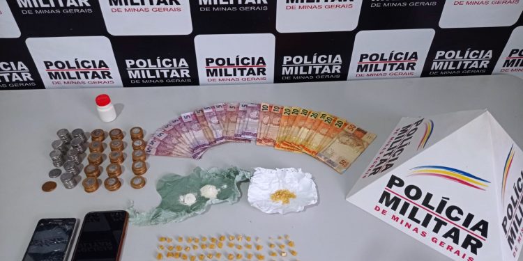 Polícia  Militar  atuante prende  duas  pessoas  por tráfico de drogas em Itabirinha 
