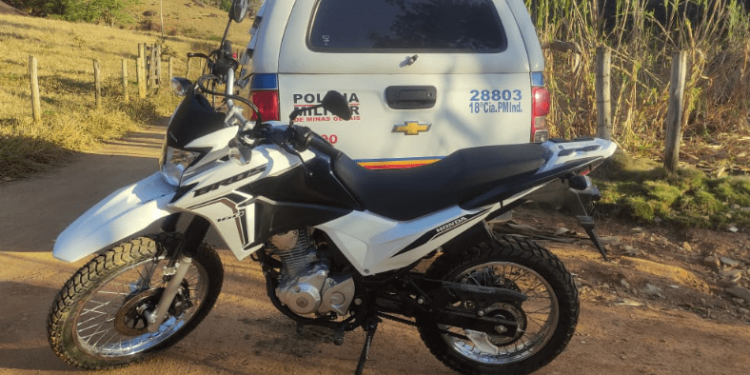 PM  recupera moto furtada e  escondida em propriedade  dando respostas para sociedade de  Mantena 
