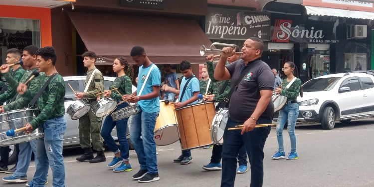 Exclusivo: Maestro Jenilton Correia ensaia  Banda Marcial da Guarda Mirim para futuras apresentações,  legado sendo preservado em Mantena  