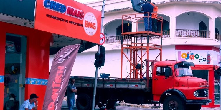 Imagem Do Dia: Dois meses depois empresa faz instalação e conserto de semáforo  destruído por caminhão em Mantena  