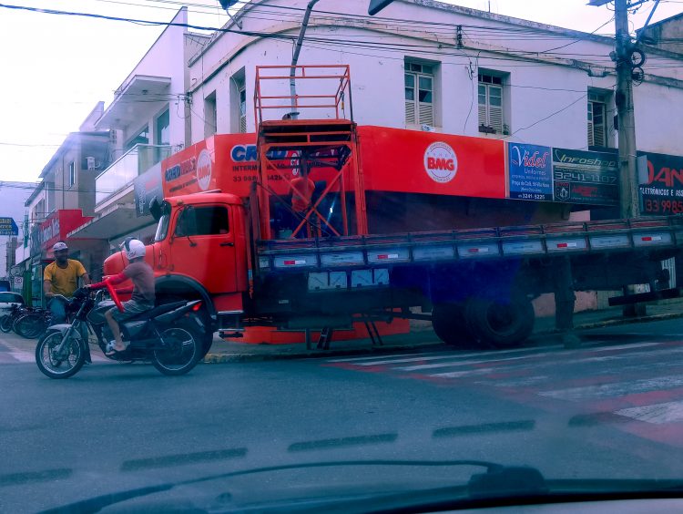 Imagem Do Dia: Dois meses depois empresa faz instalação e conserto de semáforo  destruído por caminhão em Mantena  