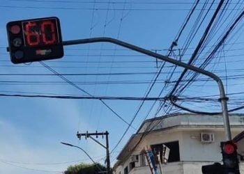 Semáforo da Rua Benedito Valadares  volta a   funcionar em Mantena  
