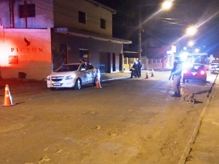 Imagem Do Dia: Polícia Militar realiza Blitz na Avenida General Dutra  no bairro Vila Nova  em  Mantena 