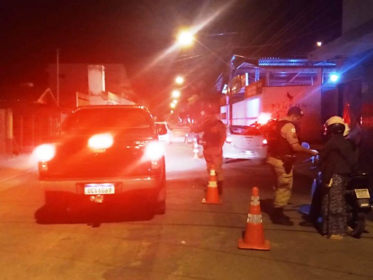 Imagem Do Dia: Polícia Militar realiza Blitz na Avenida General Dutra  no bairro Vila Nova  em  Mantena 