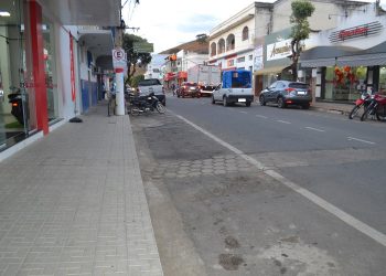 Reação popular: Veja o ataque direto ao homem que agrediu mulher pelas ruas de Mantena