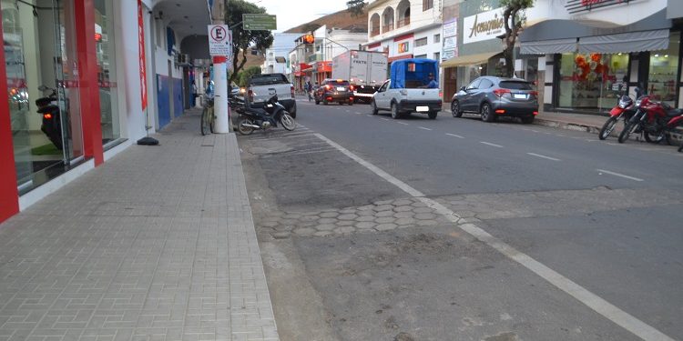 Reação popular: Veja o ataque direto ao homem que agrediu mulher pelas ruas de Mantena 