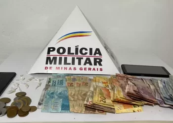 Menino de 11 anos e uma adolescente  de 17 são flagrados traficando drogas em Mantena
