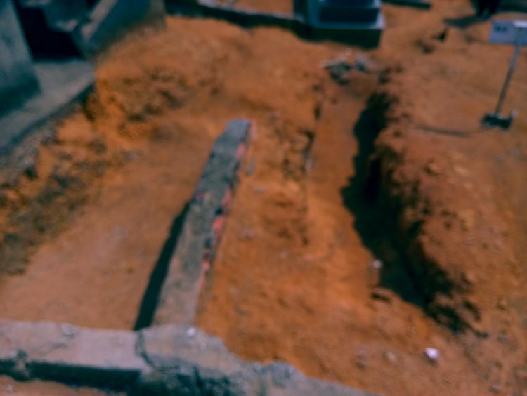 O povo quer saber? O que acontece  que  há mais de oito anos  o muro do cemitério de Vila Nova não  é construído em Mantena?