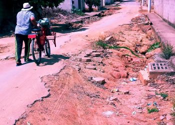 Há mais de um ano: Veja a situação de vergonha na Rua Luiz Oaks no bairro  Boa Esperança  em Mantena 