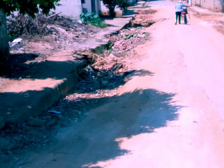 Há mais de um ano: Veja a situação de vergonha na Rua Luiz Oaks no bairro  Boa Esperança  em Mantena 