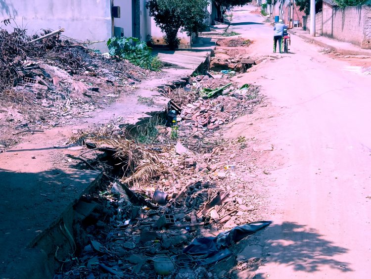 Há mais de um ano: Veja a situação de vergonha na Rua Luiz Oaks no bairro  Boa Esperança  em Mantena 