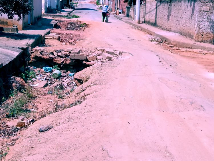 Há mais de um ano: Veja a situação de vergonha na Rua Luiz Oaks no bairro  Boa Esperança  em Mantena 