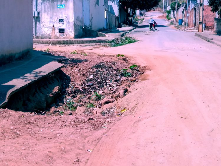 Há mais de um ano: Veja a situação de vergonha na Rua Luiz Oaks no bairro  Boa Esperança  em Mantena 
