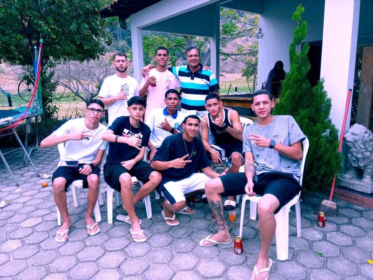 Parabéns! Ademir Cunhado comemora 60 anos com amigos e familiares na Estância Capixaba em São João do Manteninha, MG