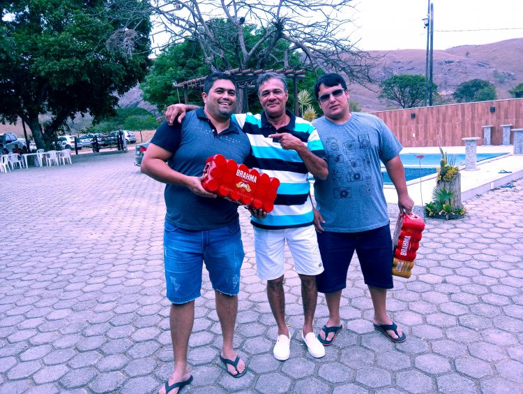 Parabéns! Ademir Cunhado comemora 60 anos com amigos e familiares na Estância Capixaba em São João do Manteninha, MG