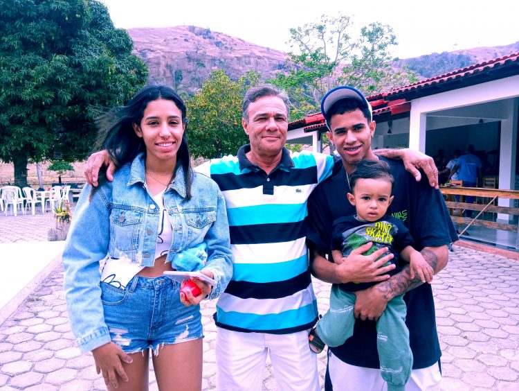 Parabéns! Ademir Cunhado comemora 60 anos com amigos e familiares na Estância Capixaba em São João do Manteninha, MG