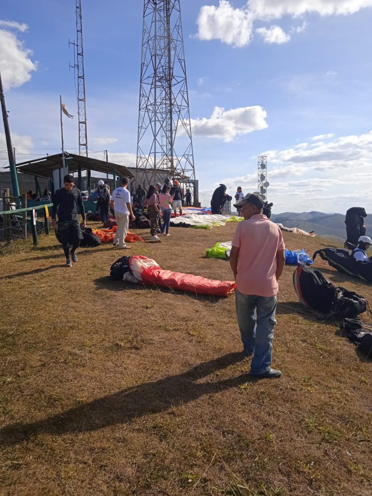 Turismo: Prefeito João Rufino atende  esporte radical do voo livre e constrói um deck  na  torre da  Rampa Corujinha em Mantena 