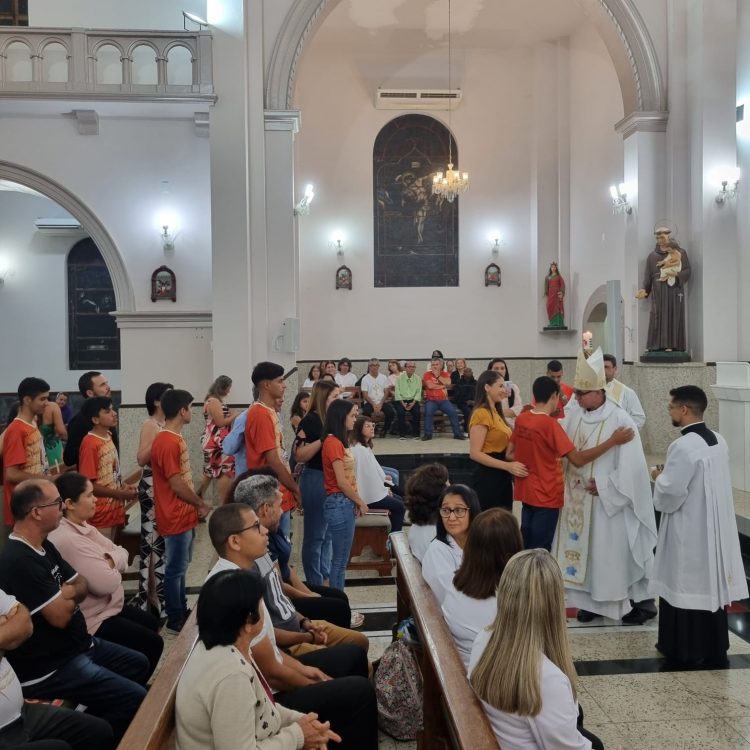 Exclusivo: Veja como foi a  visita pastoral do Bispo  Dom Messias à Paróquia Santo Antônio em Mantena